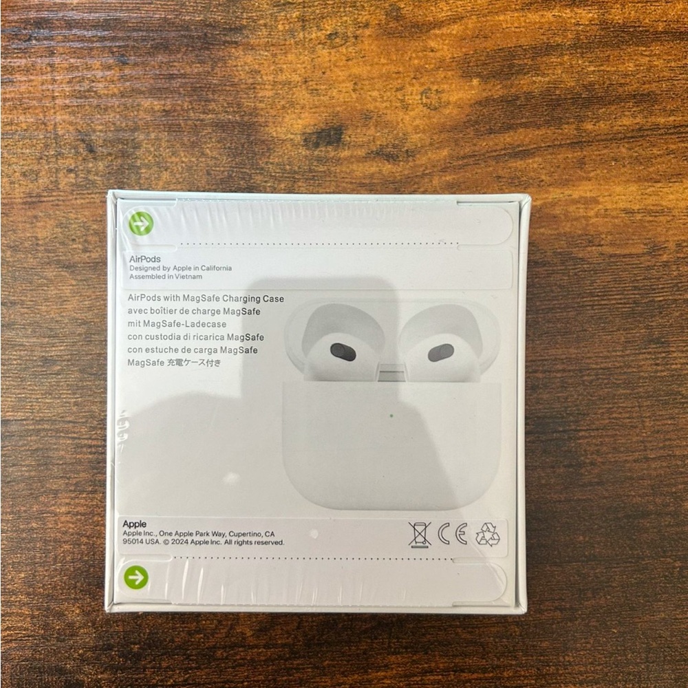 Apple AirPods with MagSafe Charging Case